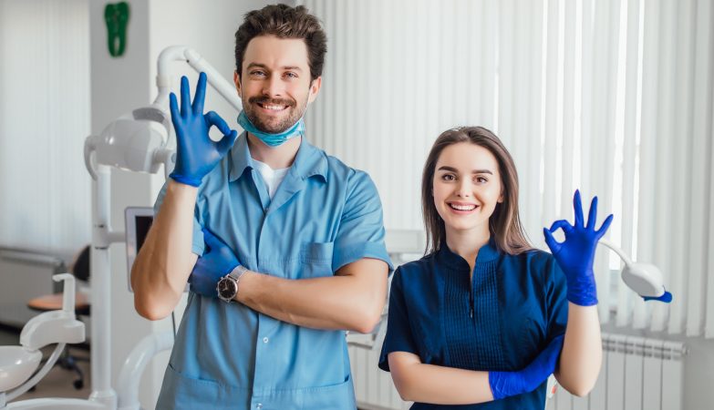 Tenue professionnelle dentiste : allier confort, hygiène et praticité au quotidien